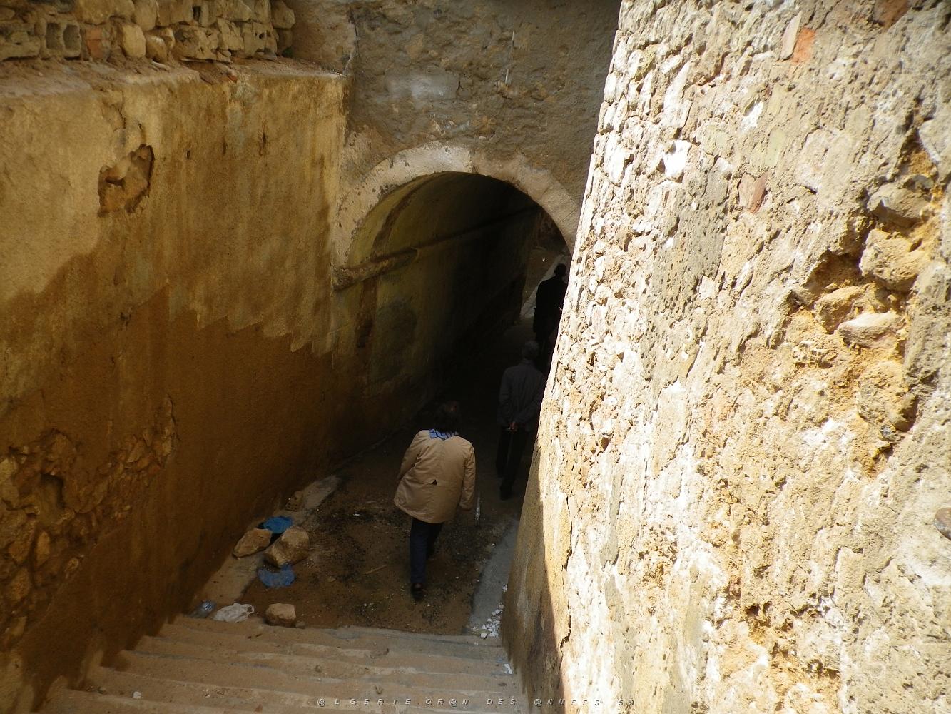 2000 Entree de la porte d'espagne a la Marine.JPG